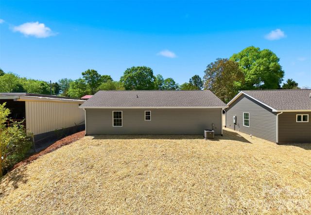 1294 18th Street NE, Hickory, NC 28601