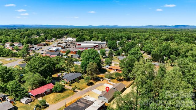 1294 18th Street NE, Hickory, NC 28601