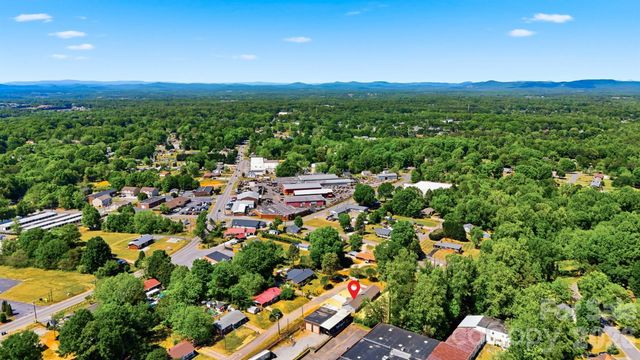 1294 18th Street NE, Hickory, NC 28601