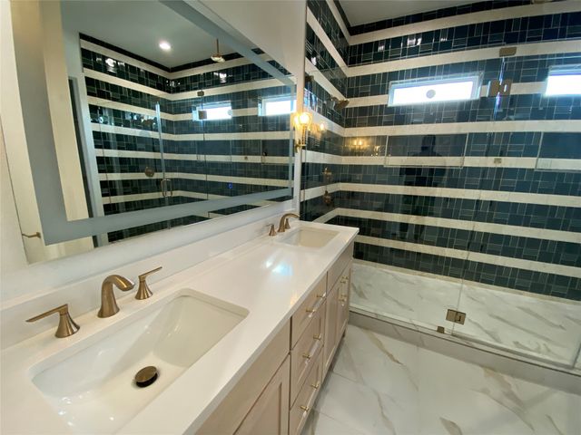805 S Glasgow, Dallas, TX 75223