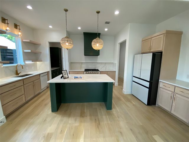 805 S Glasgow, Dallas, TX 75223