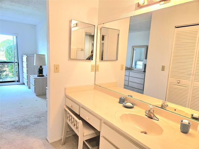 2989 TAYWOOD MEADOW 19, Sarasota, FL 34235