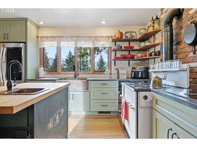 3031 LOOP Rd, Stevenson, WA 98648