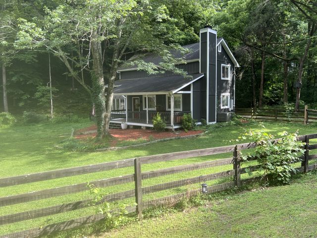 1051 Green Valley Dr, Ashland City, TN 37015