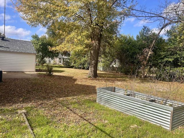 208 Smith St, Henderson, TX 75652