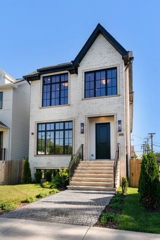 2214 W Oakdale Avenue, Chicago, IL 60618