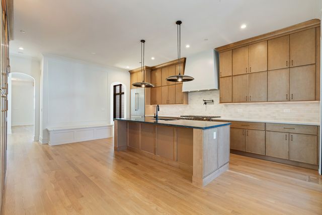 2214 W Oakdale Avenue, Chicago, IL 60618