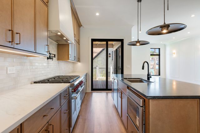 2214 W Oakdale Avenue, Chicago, IL 60618