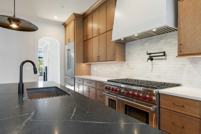 2214 W Oakdale Avenue, Chicago, IL 60618
