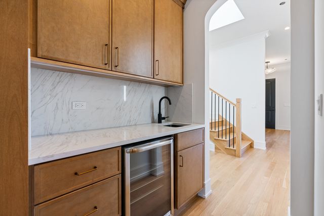 2214 W Oakdale Avenue, Chicago, IL 60618