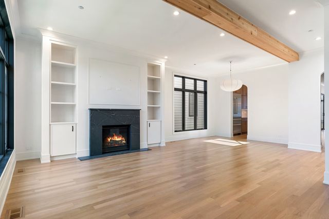 2214 W Oakdale Avenue, Chicago, IL 60618