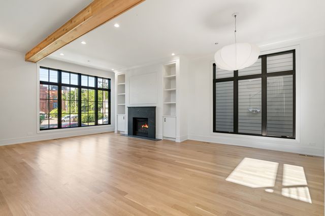 2214 W Oakdale Avenue, Chicago, IL 60618