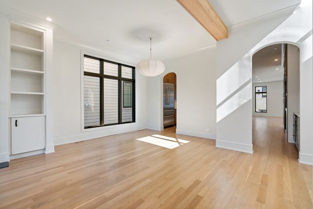 2214 W Oakdale Avenue, Chicago, IL 60618