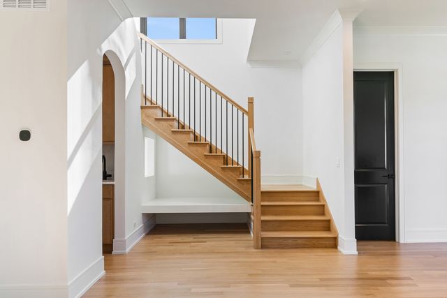 2214 W Oakdale Avenue, Chicago, IL 60618