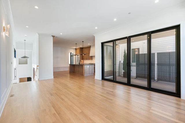 2214 W Oakdale Avenue, Chicago, IL 60618