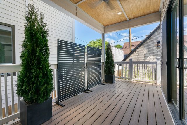 2214 W Oakdale Avenue, Chicago, IL 60618