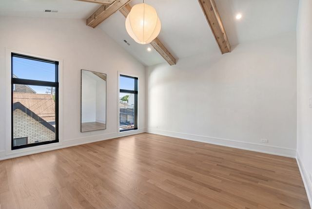 2214 W Oakdale Avenue, Chicago, IL 60618