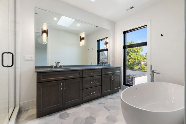 2214 W Oakdale Avenue, Chicago, IL 60618