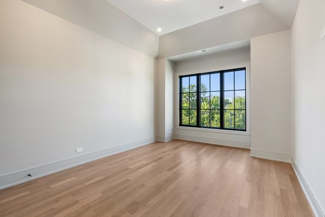2214 W Oakdale Avenue, Chicago, IL 60618