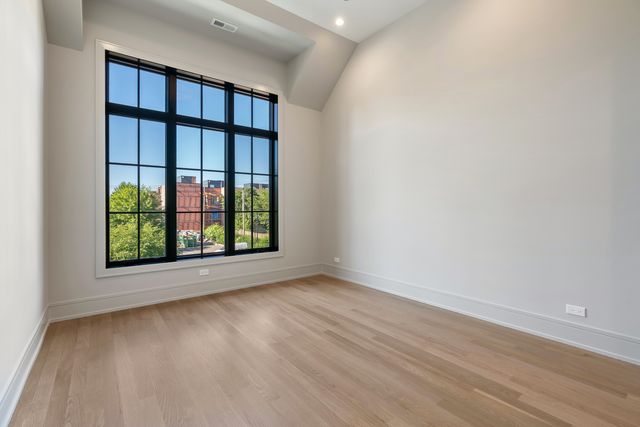 2214 W Oakdale Avenue, Chicago, IL 60618