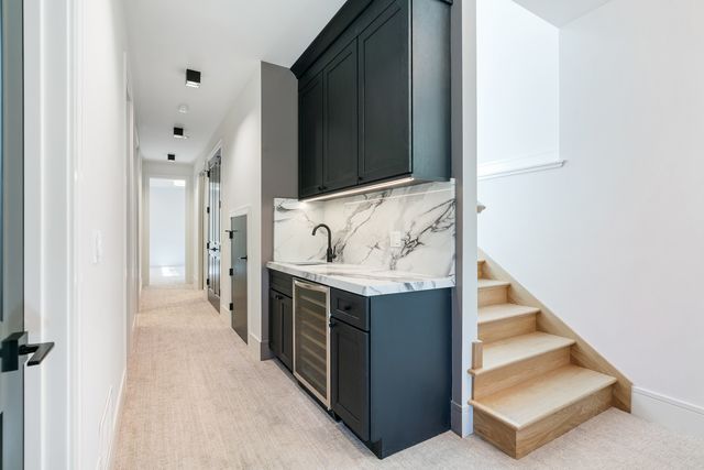 2214 W Oakdale Avenue, Chicago, IL 60618