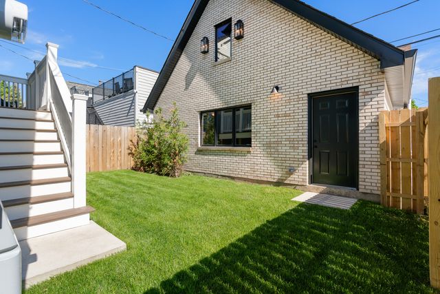 2214 W Oakdale Avenue, Chicago, IL 60618
