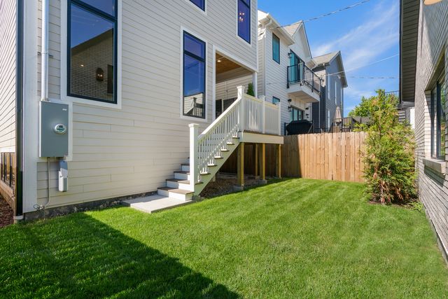 2214 W Oakdale Avenue, Chicago, IL 60618