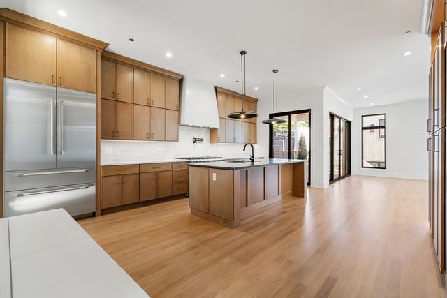 2214 W Oakdale Avenue, Chicago, IL 60618