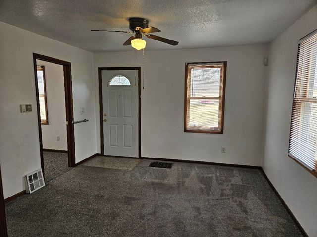 1715 E Diehl Avenue, Des Moines, IA 50320