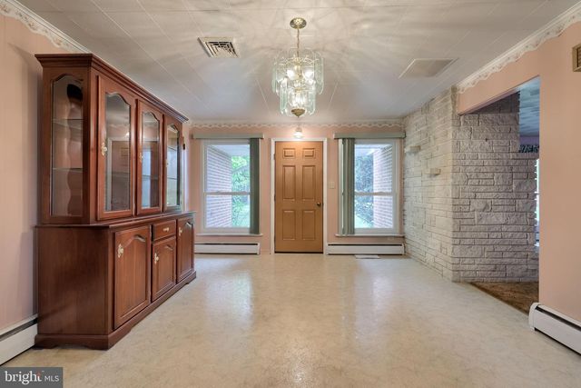 4 SHERWOOD DR, Carlisle, PA 17015