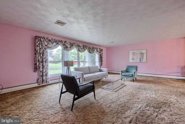 4 SHERWOOD DR, Carlisle, PA 17015