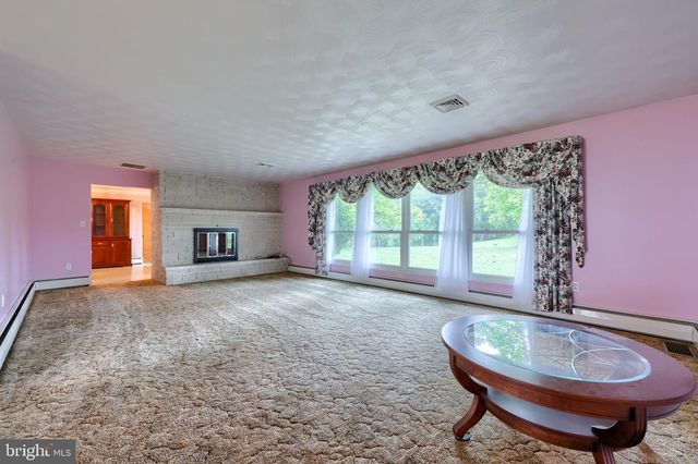 4 SHERWOOD DR, Carlisle, PA 17015