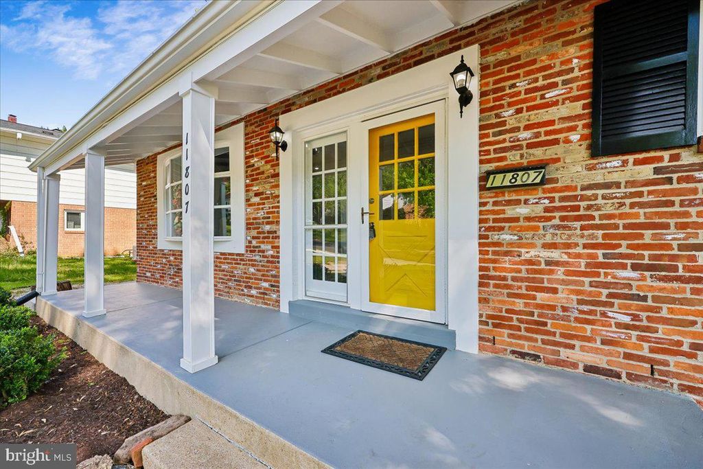 Image 9 of property listing at 11807 STONINGTON PL, Silver Spring, MD 20902