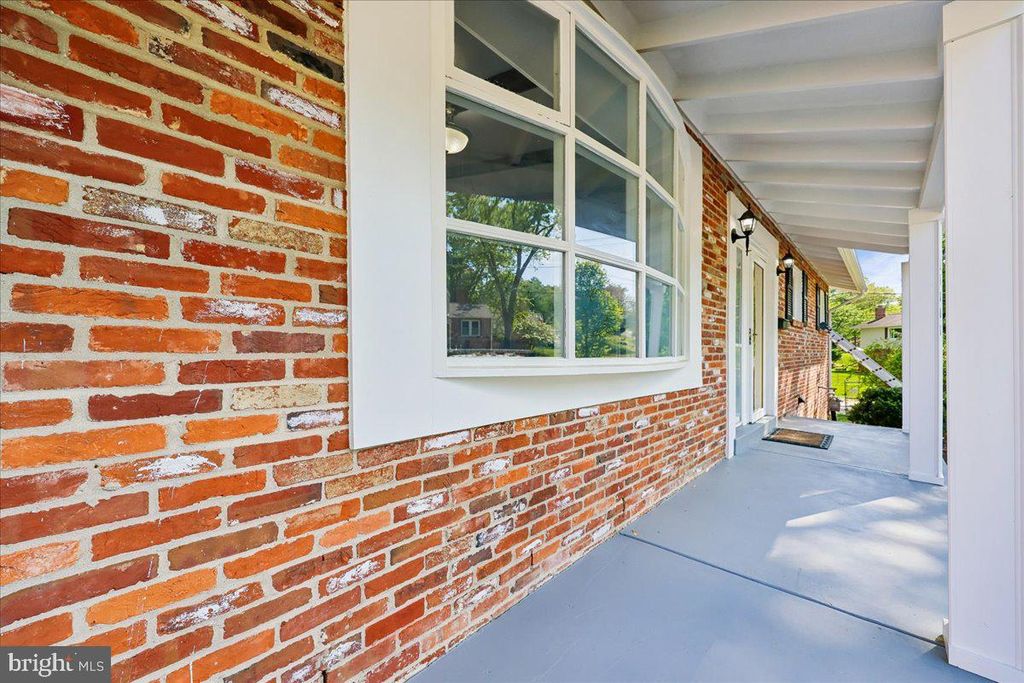 Image 10 of property listing at 11807 STONINGTON PL, Silver Spring, MD 20902