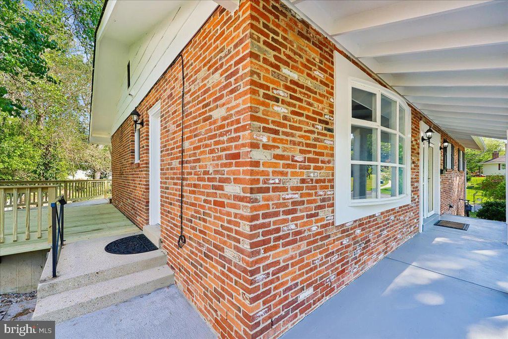 Image 11 of property listing at 11807 STONINGTON PL, Silver Spring, MD 20902