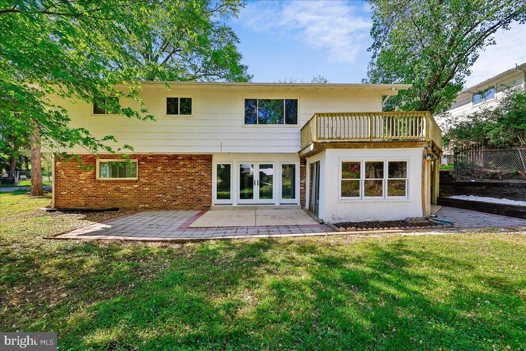 Image 12 of property listing at 11807 STONINGTON PL, Silver Spring, MD 20902