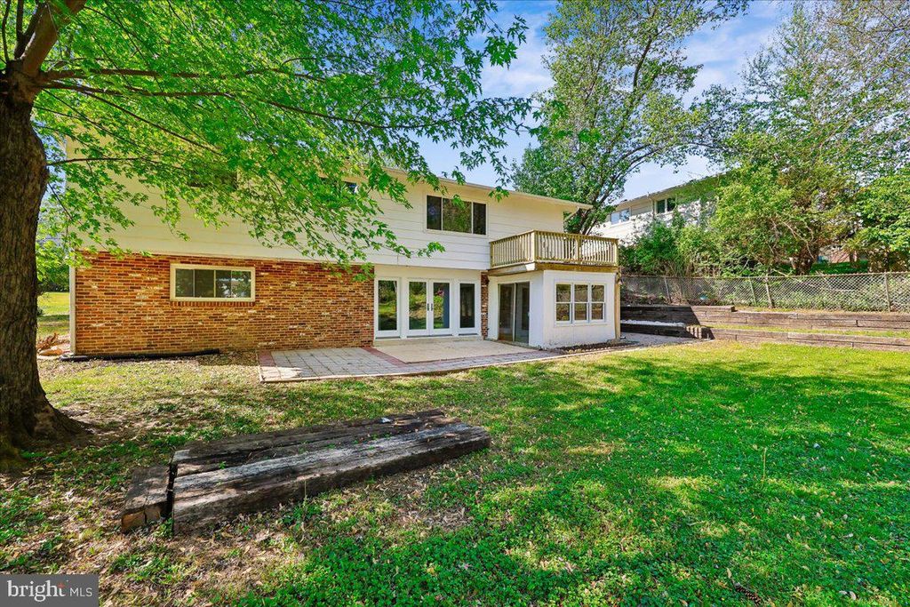 Image 13 of property listing at 11807 STONINGTON PL, Silver Spring, MD 20902