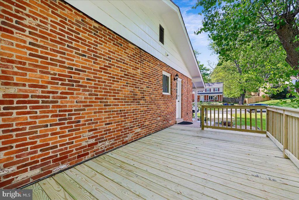 Image 18 of property listing at 11807 STONINGTON PL, Silver Spring, MD 20902