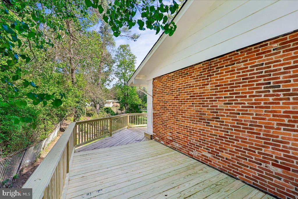 Image 20 of property listing at 11807 STONINGTON PL, Silver Spring, MD 20902