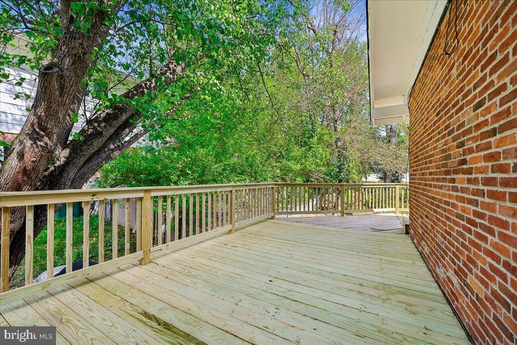 Image 21 of property listing at 11807 STONINGTON PL, Silver Spring, MD 20902