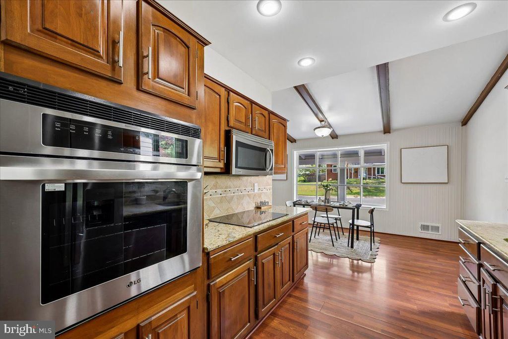 Image 3 of property listing at 11807 STONINGTON PL, Silver Spring, MD 20902