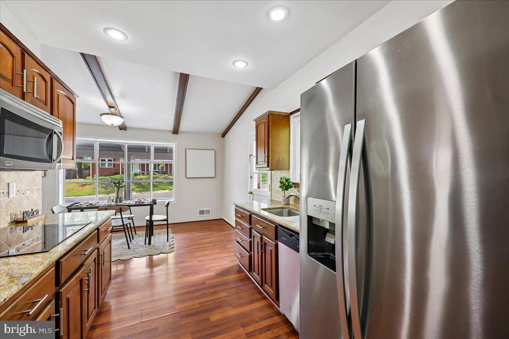 Image 4 of property listing at 11807 STONINGTON PL, Silver Spring, MD 20902