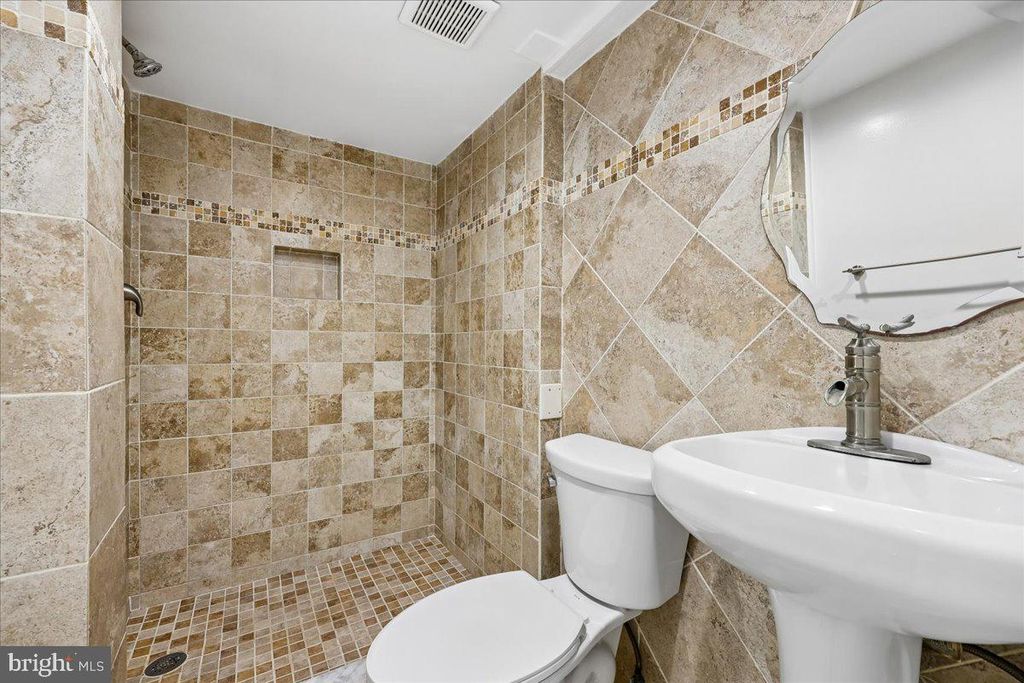 Image 5 of property listing at 11807 STONINGTON PL, Silver Spring, MD 20902