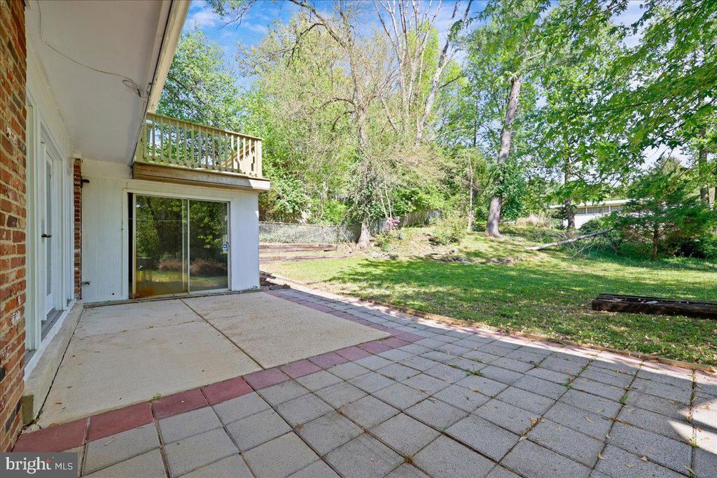 Image 6 of property listing at 11807 STONINGTON PL, Silver Spring, MD 20902