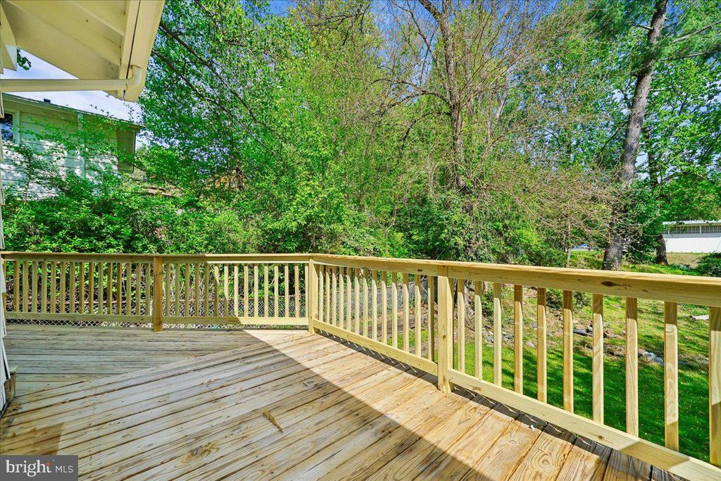 Image 7 of property listing at 11807 STONINGTON PL, Silver Spring, MD 20902