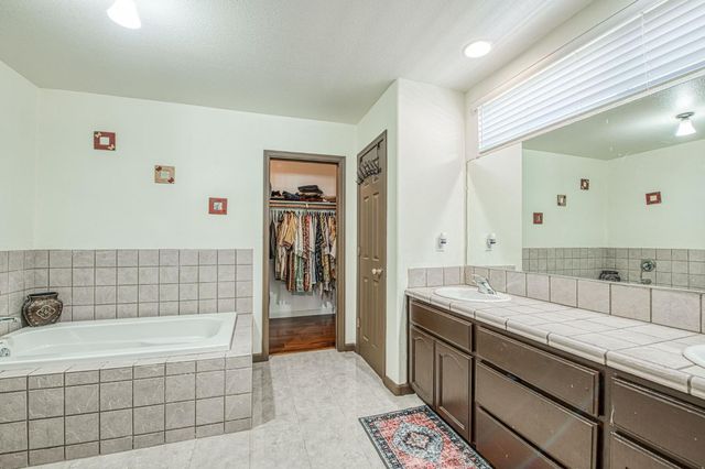 1135 Rafer Johnson Drive, Kingsburg, CA 93631