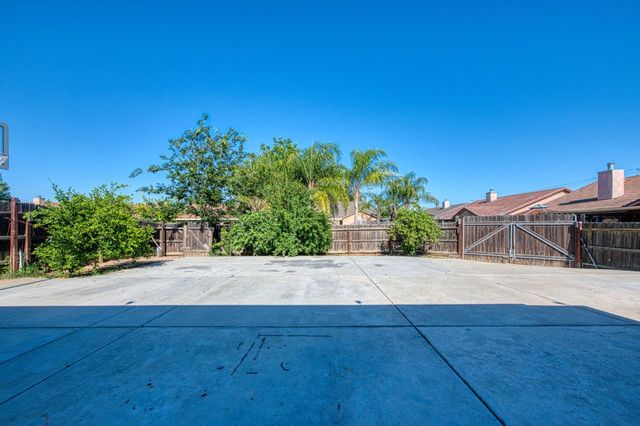 1135 Rafer Johnson Drive, Kingsburg, CA 93631