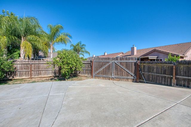1135 Rafer Johnson Drive, Kingsburg, CA 93631