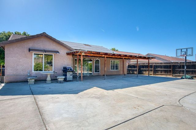 1135 Rafer Johnson Drive, Kingsburg, CA 93631