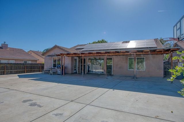 1135 Rafer Johnson Drive, Kingsburg, CA 93631